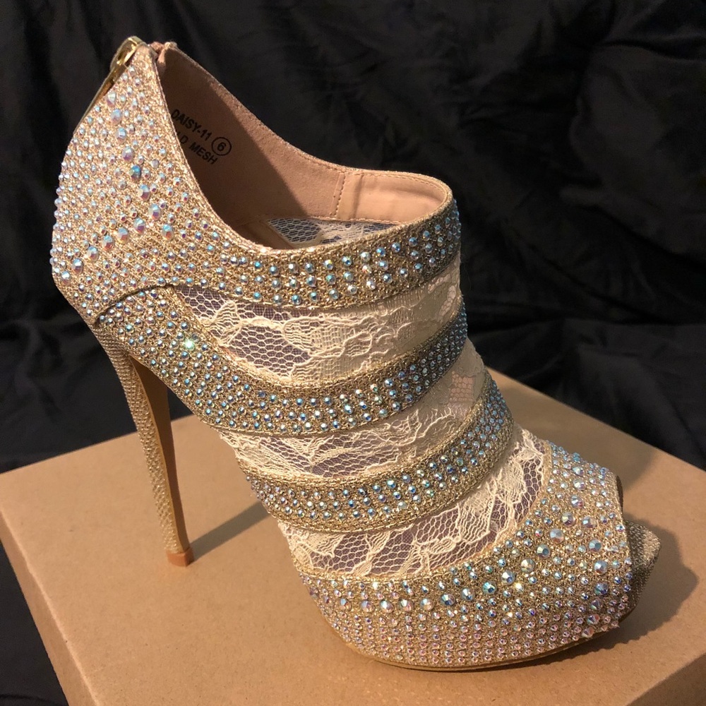 *NWT* Bella Marie BRAND NEW Gold booties Size 6.